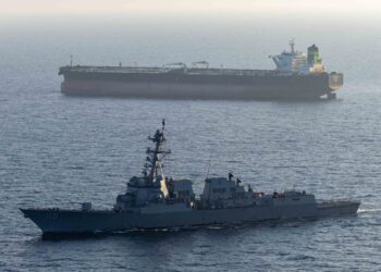 EE.UU. dice que 20 buques permanecen varados en un puerto clave iraní debido al bloqueo naval