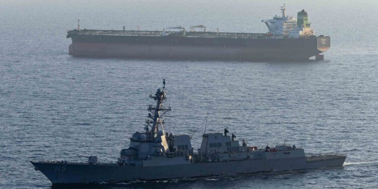 EE.UU. dice que 20 buques permanecen varados en un puerto clave iraní debido al bloqueo naval