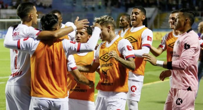 Olimpia se lleva el clásico capitalino que estuvo manchado por la violencia entre barras