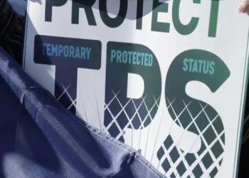 El Supremo de Estados Unidos evalúa el poder de Trump para revocar el amparo migratorio TPS