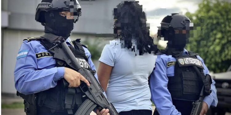 Policía de Honduras investiga un presunto secuestro que habría sido simulado por una menor