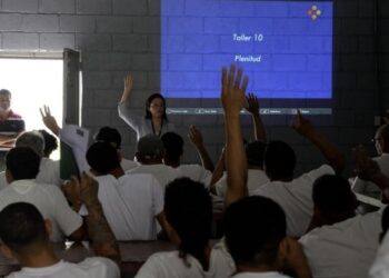 Programa de educación para la paz: Un nuevo comienzo para miles de privados de libertad en Honduras
