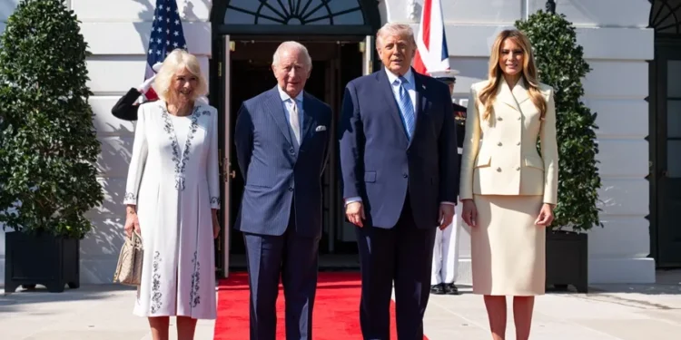 Trump recibe a Carlos III para tomar el té y le muestra la nueva colmena de la Casa Blanca