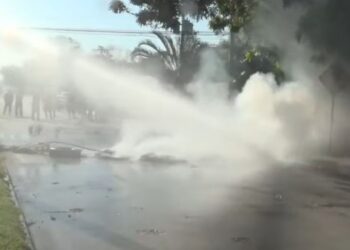 ¡Con la tanqueta! Desalojan a vecinos de la Miguel Pavón que mantenían bloqueada la 33 calle de San Pedro Sula