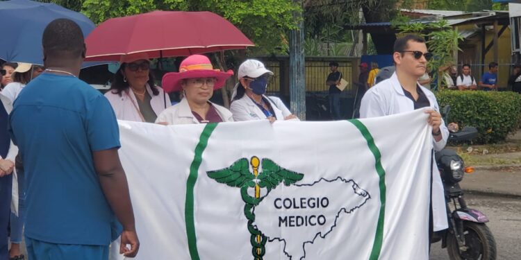 ¡Con un rosario de exigencias! Médicos se mantienen en huelga a nivel nacional; y los pacientes, “mal, gracias”
