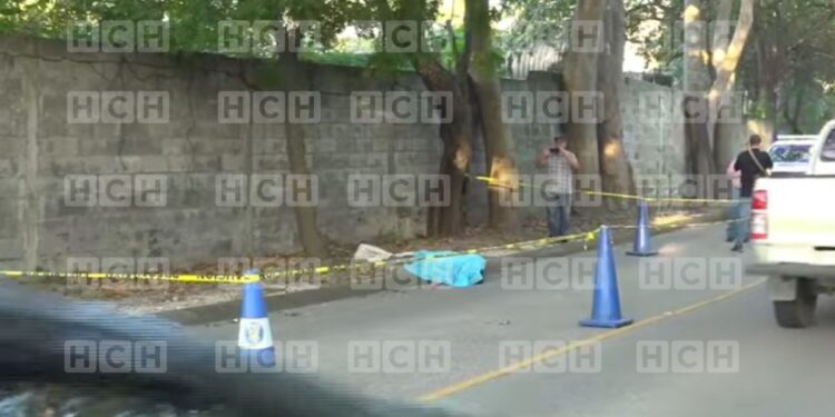 ¡Dantesco! Ensabanado hallan cadáver de un hombre en la col. Zerón de SPS