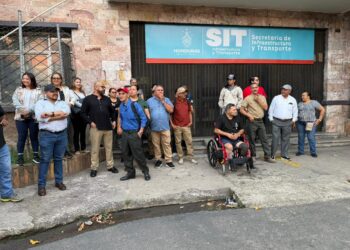 ¡Plantón! Personal suspendido de la SIT exige reintegro y pago de salarios