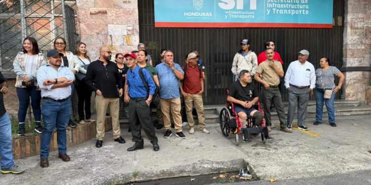 ¡Plantón! Personal suspendido de la SIT exige reintegro y pago de salarios