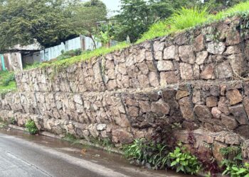 ¡Ya casi se cae! Muro de gaviones amenaza con bloquear calle en la Nueva Santa Rosa