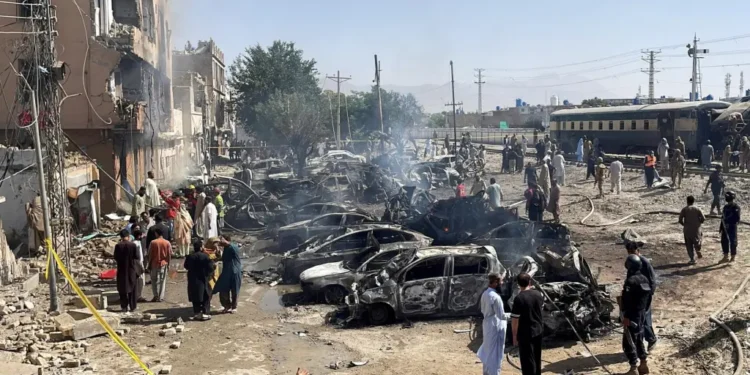 Al menos 29 muertos y 102 heridos tras una explosión contra un tren en Pakistán