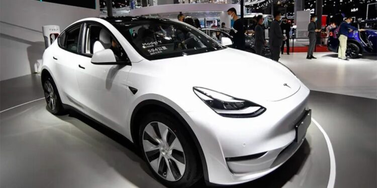 Diputado llega al Congreso de Argentina en un Tesla valorado en 300,000 dólares