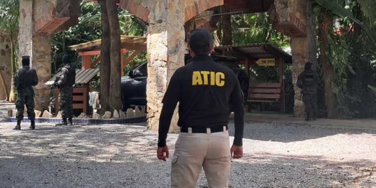 Aseguran resort y vehículos a miembros de red de trata de personas «Delta Teams» en Roatán, Islas de la Bahía