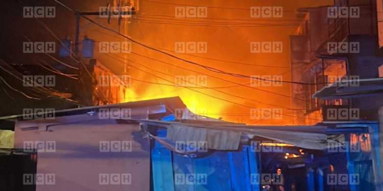 ¡Devastador! 35 negocios son reducidos a cenizas y dos bomberos resultan heridos en voraz incendio en mercado Galindo
