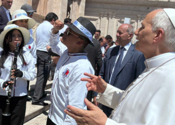 ¡Orgullo catracho El Papa León XIV deja un lado su cargada agenda y recibe a banda de La Ceiba