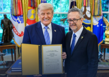 Embajador Roberto Flores Bermรบdez presenta Cartas Credenciales al presidente estadounidense Donald Trump