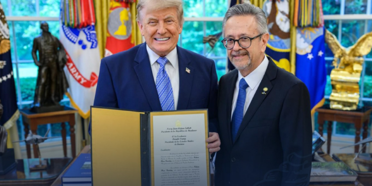 Embajador Roberto Flores Bermรบdez presenta Cartas Credenciales al presidente estadounidense Donald Trump