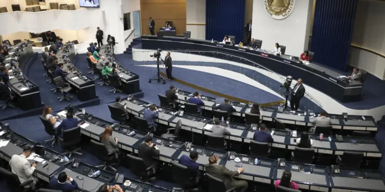 Reforma constitucional en El Salvador cambia ente electoral, sin cuota para la oposición