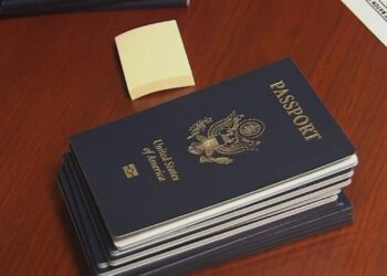 EE.UU. revoca los pasaportes a padres con una deuda de manutención infantil mayor a 2,500 dólares