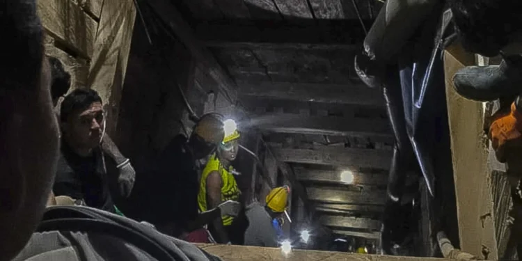Explosión en mina de carbón en Colombia deja 14 mineros atrapados