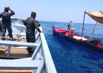Rescatan a hondureño de la tercera edad quien había quedado en una embarcación a la deriva en Cayos Cochinos