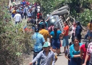 Tragedia en Chiquimula: vuelca vehículo que trasladaba ataúd de joven ahogada en el río San José