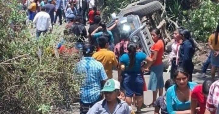Tragedia en Chiquimula: vuelca vehículo que trasladaba ataúd de joven ahogada en el río San José