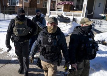 Detienen a agente del ICE por disparar a migrante venezolano en Minnesota