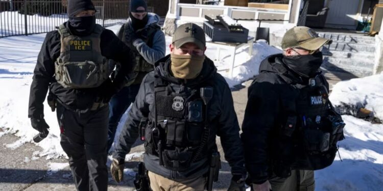 Detienen a agente del ICE por disparar a migrante venezolano en Minnesota