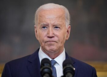 Biden demanda para frenar difusión de conversaciones con su biógrafo