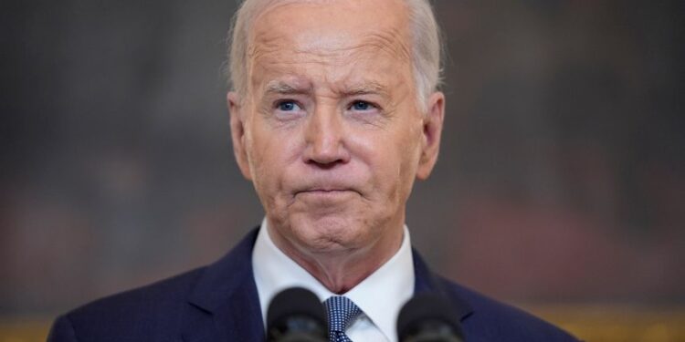 Biden demanda para frenar difusión de conversaciones con su biógrafo