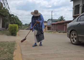 ¡La imagen más clara de Dios! Conozca a una madre que saca adelante a sus hijos barriendo las calles olanchanas