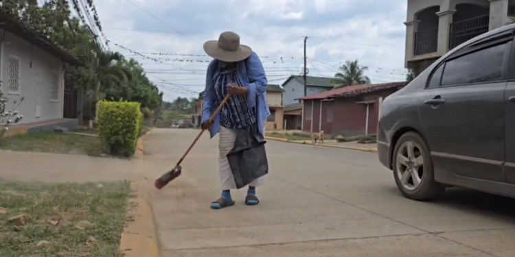 ¡La imagen más clara de Dios! Conozca a una madre que saca adelante a sus hijos barriendo las calles olanchanas