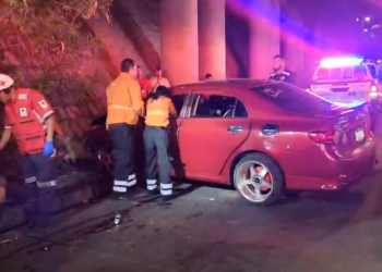 Conductora pierde la vida tras estrellarse con paredón; dentro del carro había “cervezas enlatadas” | Móvil Emergencia TGU