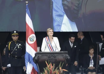 Laura Fernández jura como la segunda mujer presidenta de Costa Rica y anuncia «mano dura»
