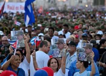 Cubanos protestan en embajada de EE. UU.