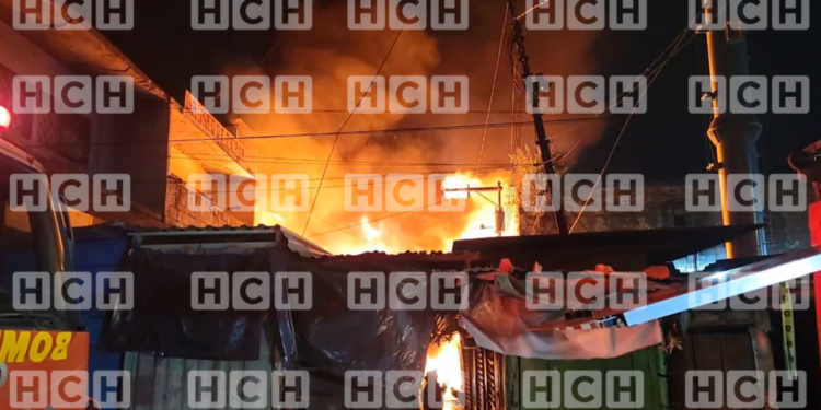 Pavoroso incendio consume en grandes proporciones el mercado Galindo en Comayagüela
