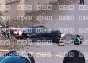 ¡Más y más violencia! De múltiples impactos de bala le arrebatan la vida a un motociclista en Juticalpa