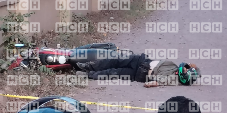 ¡Más y más violencia! De múltiples impactos de bala le arrebatan la vida a un motociclista en Juticalpa