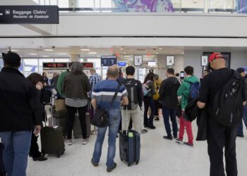 EE.UU. obligará a migrantes temporales a salir para pedir residencia permanente
