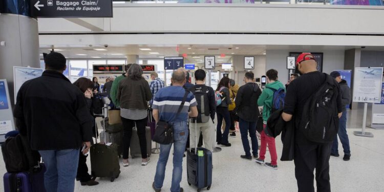 EE.UU. obligará a migrantes temporales a salir para pedir residencia permanente