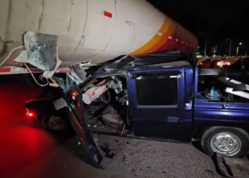 De milagro sobrevive conductor tras brutal impacto con rastra | Móvil Emergencia SPS