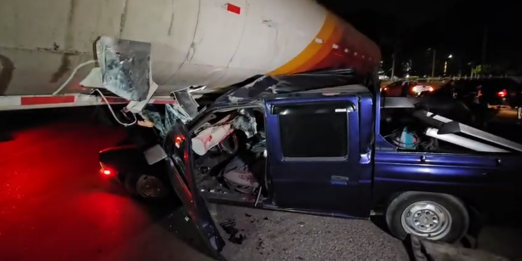De milagro sobrevive conductor tras brutal impacto con rastra | Móvil Emergencia SPS