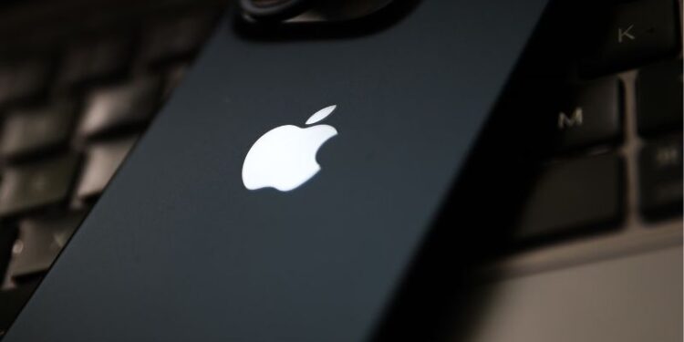 Qué función puedes activar tocando la manzana de tu iPhone
