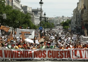 Miles de personas claman en Madrid por una vivienda digna y llaman a una huelga general