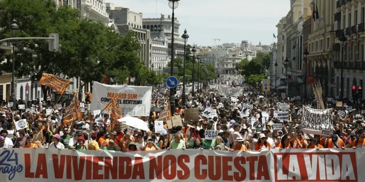 Miles de personas claman en Madrid por una vivienda digna y llaman a una huelga general