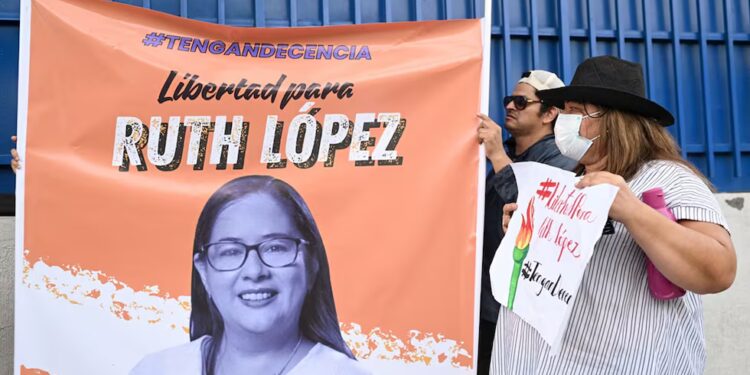La abogada Ruth López, crítica de Bukele, se encuentra “secuestrada”, denuncia su familia