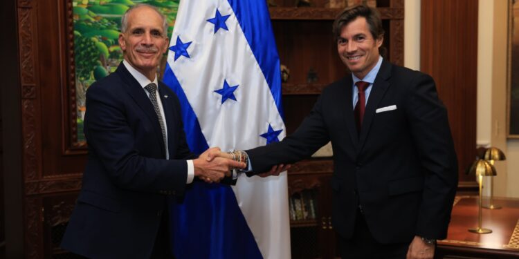 Honduras amplía conexión directa con España con nueva frecuencia aérea de Iberojet, anuncia presidente Asfura