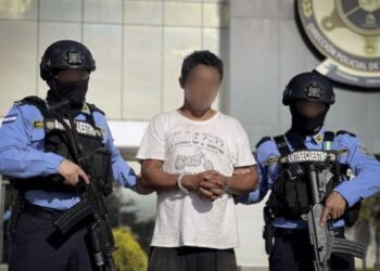 ¡Desgraciado! Capturan a hombre acusado de abusar a su hija; ella se refugiaba debajo de la cama
