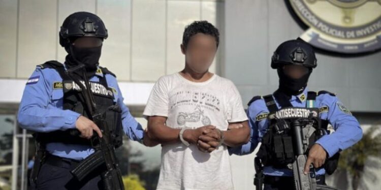 ¡Desgraciado! Capturan a hombre acusado de abusar a su hija; ella se refugiaba debajo de la cama