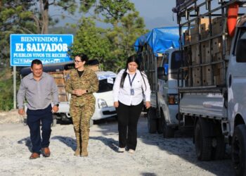 Ministra de El Salvador denuncia que Honduras niega la entrega de paquetes escolares